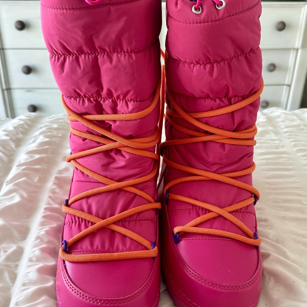 Inuikii Women's Pink Winter Snow Boots with Orange Laces brand new!